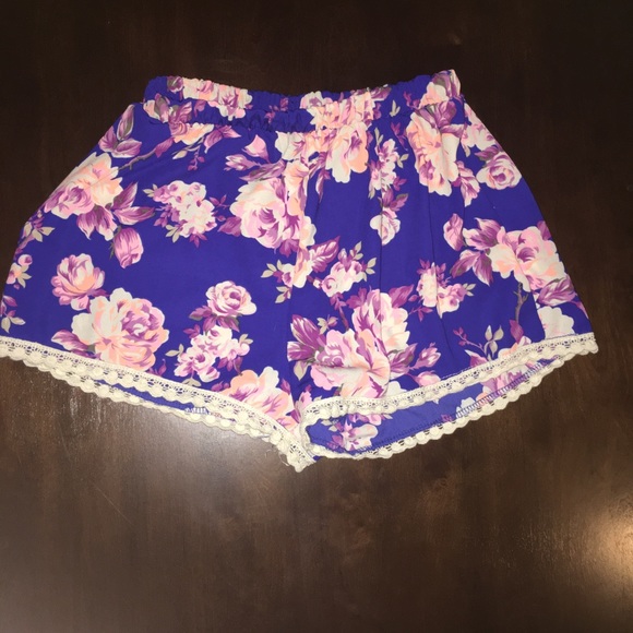 Floral Charlotte Russe Shorts - Picture 2 of 3